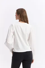 Remera de algodón con cuerpo liso y mangas largas abullonadas en popelina, con puños elásticos fruncidos.