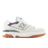 Championes urbanos New Balance modelo BBW550NB, color blanco con detalles en lila, verde y celeste, confeccionados en cuero sintético y malla, con logo "N" característico en los laterales y suela de goma color caramelo.