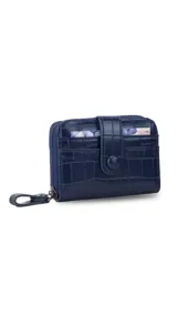 Tarjetero compacto con cierre perimetral y diseño de textura tipo cocodrilo. Cuenta con una presilla frontal con botón a presión y múltiples compartimentos internos para tarjetas.