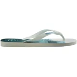 Ojotas Havaianas con base blanca y celeste con diseño de olas, tiras blancas con diseño en relieve y logo de la marca en la base.