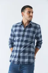 Camisa de hombre a cuadros color rosa, blanco y azul, de corte slim, manga larga, con bolsillo en el pecho y logo bordado.