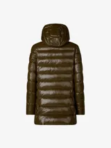 Campera puffer larga de nylon color negro, con cuello alto y capucha desmontable. Tiene cierre frontal con cremallera, bolsillos laterales con cierre y logo redondo en la manga.