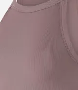 Blusa tipo crop top color verde oliva, confeccionada en tejido rib acanalado, con cuello halter y diseño sin mangas.