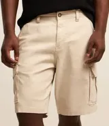 Bermuda cargo de algodón color blanco, con bolsillos laterales y traseros, cierre con botón y cremallera.