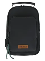 Maletín crossbody de diseño compacto y funcional, fabricado en poliéster resistente al agua. Cuenta con un compartimento principal con cierre, bolsillo frontal y trasero con cierre, y una correa ajustable. Incluye un llavero mosquetón decorativo y un parche de cuero sintético con el logo de la marca en la parte frontal.