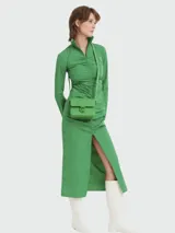 Bandolera Longchamp modelo Box-Trot S, color verde lima, con correa fina ajustable y logo circular en el frente.