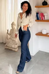 Pantalón jean de corte oxford, color azul oscuro, con tiro alto y costuras reforzadas.