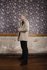 Saco de lana color tostado, con solapa, doble abotonadura, bolsillos, canesú y charreteras. Prenda de uso diario.