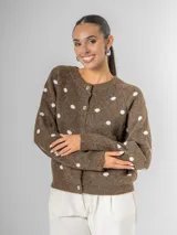 Cardigan tejido color marrón, con botones frontales y estampado de lunares blancos.