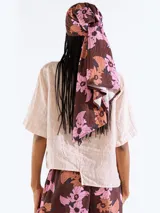 Pareo estampado de diseño floral con predominio de tonos bordó, rosado y marrón.