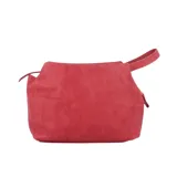 Necessaire rojo de cuero con cierre superior de metal y correa de agarre.