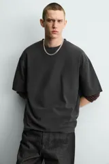 Camiseta boxy fit de algodón color verde militar, con cuello redondo y manga corta.