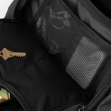 Mochila Volcom de diseño ergonómico y estructura acolchada, confeccionada en poliéster resistente. Cuenta con múltiples compartimentos, incluyendo uno independiente para portátil, organizador interno, bolsillos laterales elásticos y correas inferiores ajustables para sujeción externa.