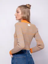 Polera verde con textura acanalada y cuello alto amarillo.