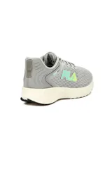 Championes deportivos Fila Magnus para mujer, color gris con detalles en verde lima y celeste. Capellada de malla transpirable, suela amortiguada en color blanco y cordones entrelazados.