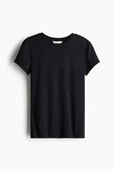 Remera negra de manga corta con cuello redondo fino ribeteado y calce entallado.
