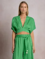 Blusa corta cruzada de lino, marca Elan, color azul. Presenta corte crop, escote en V pronunciado, mangas cortas amplias estilo kimono y lazo ancho para anudar en la espalda.
