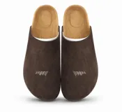 Zueco de estilo sandalia en color marrón, confeccionado con diseño cerrado en la parte frontal y plantilla anatómica. Cuenta con detalle de logo bordado en la parte superior.