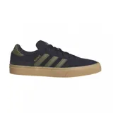 Championes adidas Busenitz Vulc II de estilo skate, confeccionados en gamuza azul marino con las icónicas tres tiras laterales en color verde oliva. Presentan una suela de goma vulcanizada en tono caramelo, proporcionando excelente agarre y durabilidad. El diseño incluye detalles dorados en el lateral y la lengüeta.
