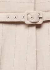 Pantalon de vestir de corte wideleg en color beige con estampado de raya diplomática. Cuenta con cintura alta, trabillas, cinturón desmontable, bolsillos laterales y bolsillos de ribete en la parte posterior.