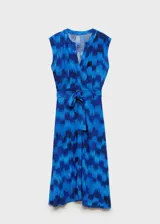 Vestido midi sin mangas con cuello redondo y diseño evasé. Confeccionado en tejido fluido de viscosa con estampado abstracto en tonos azules. Incluye cinturón ajustable con hebilla metálica en la cintura y cierre frontal de botones ocultos.