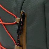 Mochila de senderismo Caterpillar modelo Himalayas Hiking Bac, color verde eucalipto, confeccionada en tejido ripstop de poliéster hexagonal antidesgarro. Presenta cordón elástico delantero de color naranja para almacenamiento adicional, ribetes en color marrón claro y bolsillo lateral de malla negra. Incluye parche de Hypalon en la parte delantera y etiqueta tejida con el logo "Urban Mountain".