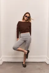 Calza gris a la rodilla con faja ancha en la cintura.