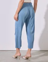 Pantalón capri negro de satén plisado con pretina ancha elastizada.