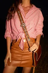 Camisa de corte clásico con estampado de rayas verticales en color celeste y blanco, cuello camisero y cierre frontal con botones.