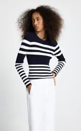Sweater fino de punto acanalado con diseño de rayas horizontales en azul marino y blanco, cuello redondo y mangas largas.