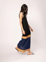 Vestido largo color blanco con franjas horizontales en amarillo y beige, de lino, con escote en V y bolsillos laterales.