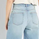 Jean de corte wide leg con tiro alto, confeccionado en denim de tono azul claro con acabado lavado.