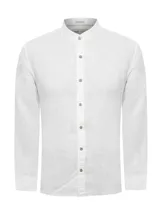 Camisa blanca de lino orgánico con cuello mao, manga larga y cierre frontal con botones de madera.