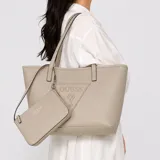 Cartera tipo tote Guess modelo Keira, de color beige con gran logo triangular grabado en relieve en la parte frontal. Incluye doble asa superior y un bolso de mano tipo pouch con cierre y correa corta desmontable.