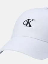 Gorra de béisbol Calvin Klein color blanco con visera curva y logo 'ck' bordado en negro en el frente. Cuenta con cierre ajustable en la parte posterior.