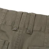 Pantalón de gabardina color verde oliva, de corte ancho y largo a la pantorrilla, con bolsillos delanteros tipo parche.