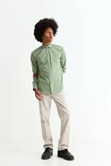 Pantalón de hombre color beige claro, de corte recto y tiro medio, confeccionado en tela de algodón con un ligero porcentaje de elastano.