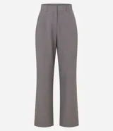 Pantalón recto de vestir color gris, de corte sastrero con cintura alta, trabillas y detalle de ganchillo en la cintura.