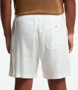 Bermuda verde militar para hombre, confeccionada en tela liviana de viscosa y cáñamo, con cintura elástica, cordón para ajuste y bolsillos laterales.