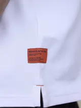 Chomba de piqué negra, de corte clásico, con cuello polo y tapeta de dos botones.