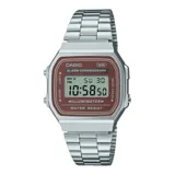 Reloj digital Casio modelo A168WA-5AYDF con caja de 33mm, brazalete de acero inoxidable plateado y esfera de color marrón con iluminación.