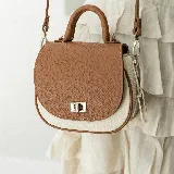 Cartera bandolera de cuero color marrón con asa corta superior y correa larga ajustable.