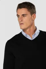 Buzo tejido de algodón con cuello en V, de diseño clásico y liviano, ideal para media estación.