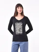 Remera negra de manga larga con escote en V y estampado frontal en blanco y negro con un felino rodeado de líneas radiales y texto.