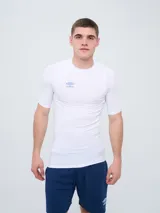 Remera térmica de manga corta marca Umbro, color blanco con logo azul en el pecho y diseño ajustado.