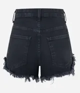 Short hot pants de jeans negro con cintura alta, bolsillos delanteros y traseros, trabillas para cinto y terminación deshilachada en las piernas.