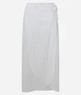 Salida de playa en forma de pollera midi de laise de algodón blanco con bordados calados.