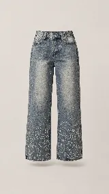 Jean de corte wide leg y tiro medio, confeccionado en denim con efecto lavado. Presenta un diseño con destellos brillantes distribuidos por toda la prenda, con mayor intensidad hacia el ruedo.