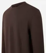 Remera de manga larga con cuello redondo y textura, de corte regular. Confeccionada en una mezcla de algodón, poliéster y viscosa.