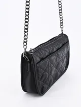Bandolera negra con diseño acolchado y correa larga de cadena plateada.